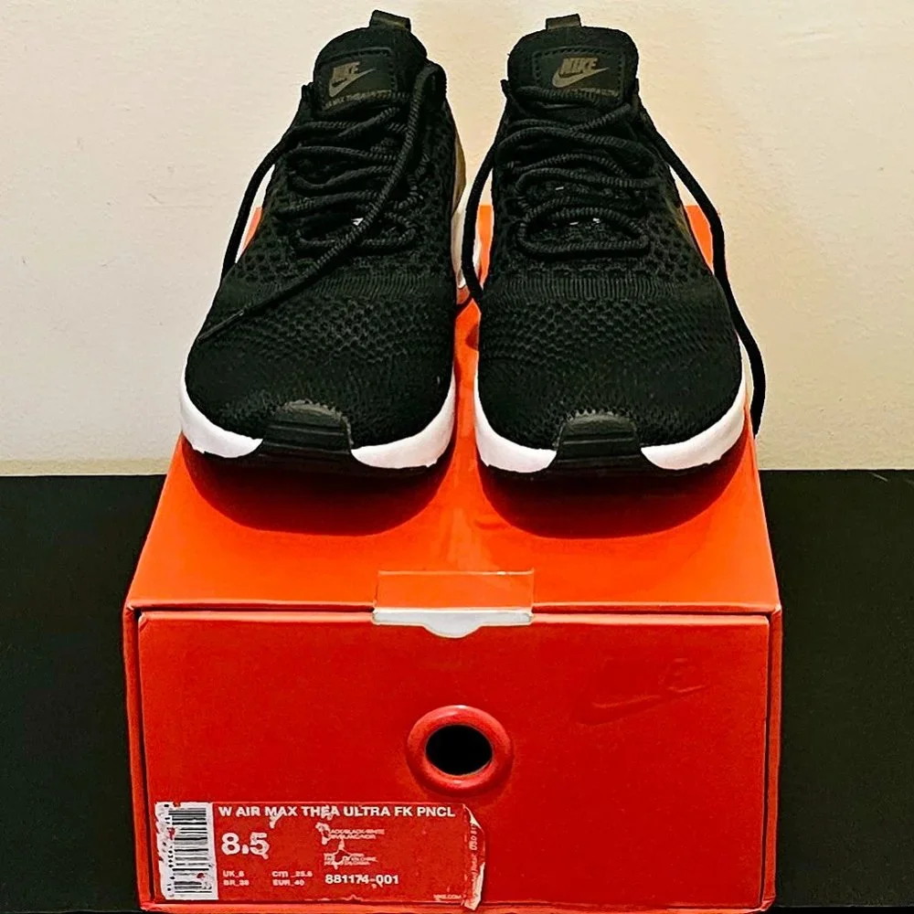 Nike/Sneakers - Picture 6 of 8